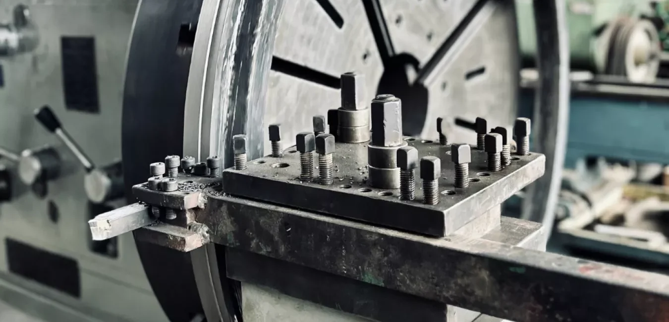 Proses pemesinan menggunakan mesin Bubut